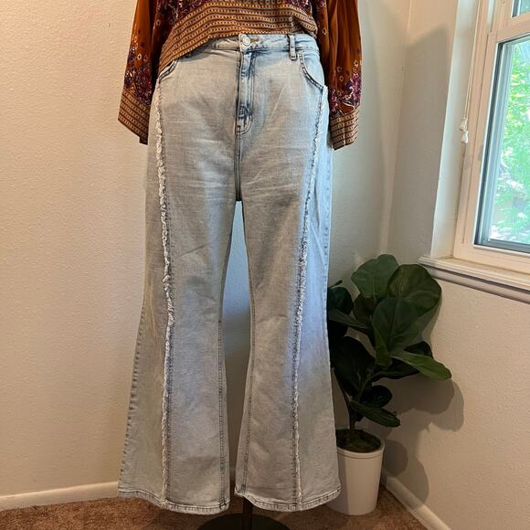 Boohoo Light Wash Denim Vertical Raw Hem Flared High Rise Jeans Size 14 - Picture 1 of 13